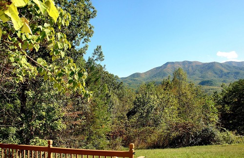 Cosby Cabin | Four Bedroom Cabin in Cosby,TN. Very Private with Beautiful Views of the Smokies