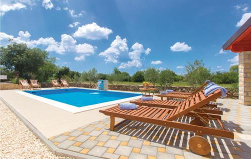 Bristane House | Four-Bedroom Holiday Home In Miljevci