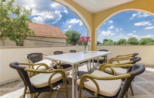 Bristane House | Four-Bedroom Holiday Home In Miljevci