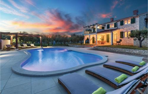 Peruski House | Four-Bedroom Holiday Home With Sea View In Krnica