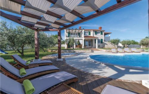 Peruski House | Four-Bedroom Holiday Home With Sea View In Krnica