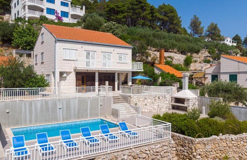 Orebic House | Four-Bedroom Holiday Home in Dingac