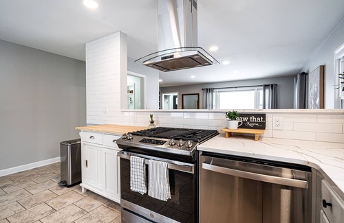 Milwaukee House | Four bedroom house located 5 minutes from downtown Milwaukee with pool table.