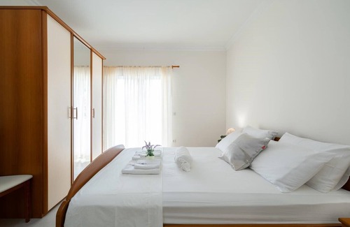 Babina House | Four Bedroom House with terrace