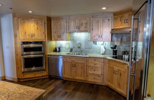 Park City Condo | Four Bedroom Penthouse in Canyons Village by RedAwning - Save 20% on 7+ Nights!