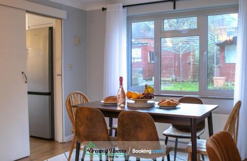 Salisbury House | Four Bedroom Spacious House By Dreamy Homes Short Lets And Serviced Accommodation with Free Parking Near Salisbury City Centre