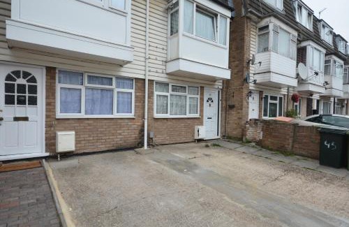 Custom House House | Four Bedroom Townhouse 12 Minutes Walk to Excel Exhibition Centre