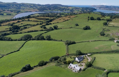 Eglwysbach Cottage | Four bedrooms, three en-suite shower rooms. Sleeps 7. Ample parking.