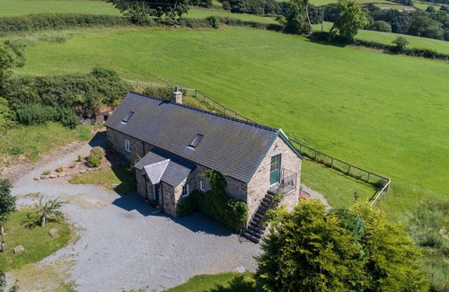 Eglwysbach Cottage | Four bedrooms, three en-suite shower rooms. Sleeps 7. Ample parking.