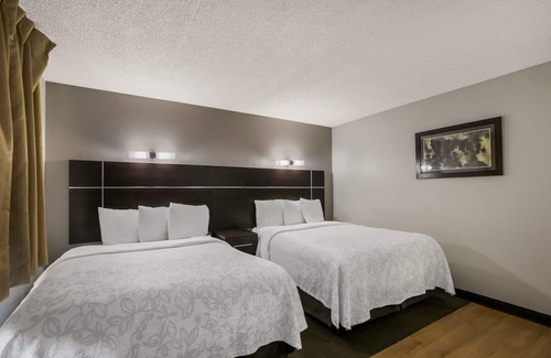 Ashley Oaks Hotel | Four Convenient Rooms w/Access to Interstate 40 | Complimentary Breakfast