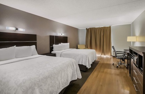 Ashley Oaks Hotel | Four Convenient Rooms w/Access to Interstate 40 | Complimentary Breakfast