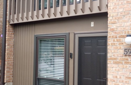 Lisle House | Four Lakes community charming 2 bed. townhome w fireplace in lovely Lisle, IL