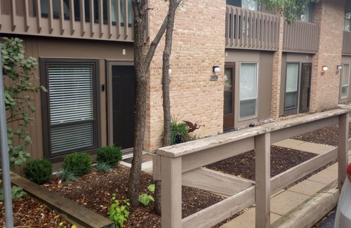 Lisle House | Four Lakes community charming 2 bed. townhome w fireplace in lovely Lisle, IL