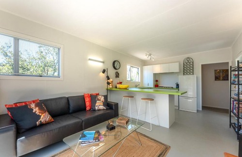 Onetangi House | Four Palms Cottage - Onetangi Holiday Home