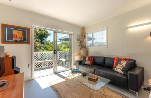 Onetangi House | Four Palms Cottage - Onetangi Holiday Home