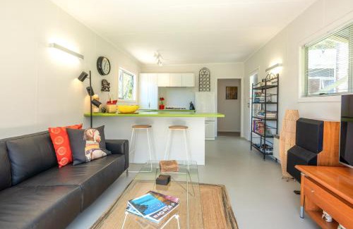 Onetangi House | Four Palms Cottage - Onetangi Holiday Home