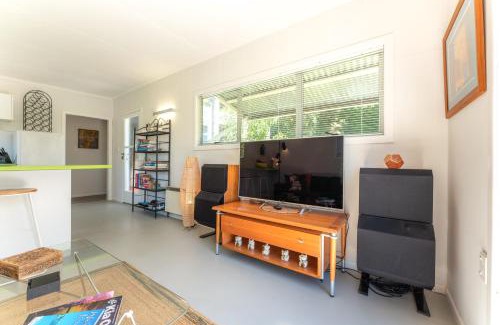 Onetangi House | Four Palms Cottage - Onetangi Holiday Home