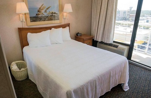 Virginia Beach Resort | Four Sails Resort - Oceanfront by the Neptune Statue