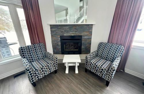 Collingwood House | Four Season Family Retreat with Pool Access