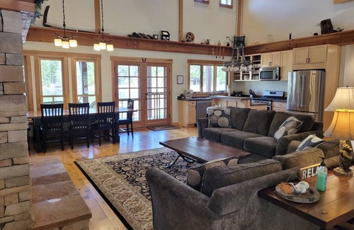 Mazama House | Four Sisters Lodge-4 Bedroom Option, Pet Friendly and on the Ski Trail!