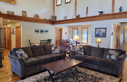 Mazama House | Four Sisters Lodge-4 Bedroom Option, Pet Friendly and on the Ski Trail!