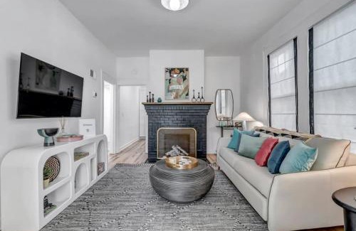Urban Core Apartment | Fourth House - Eclectic and fun 1BR in SPR