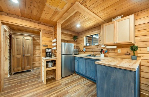 West Village Cabin | Fox Den Cabin - Heart of Shaver Lake Village! Pet Friendly