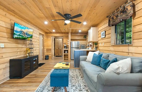 West Village Cabin | Fox Den Cabin - Heart of Shaver Lake Village! Pet Friendly