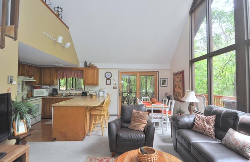 The Woods Cabin | Fox Hollow - Cozy Den With a Hot Tub