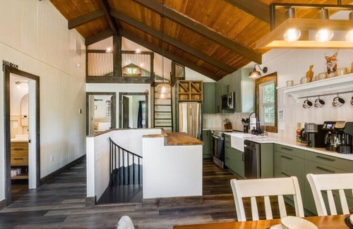 Mount Jackson House | Fox & Hound Getaway: Sauna, Hot Tub, Dogs, Game Night!