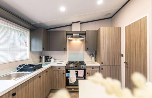 Allerthorpe House | Fox Lodge with Hot Tub