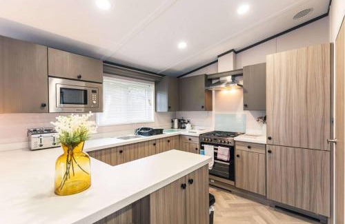 Allerthorpe House | Fox Lodge with Hot Tub