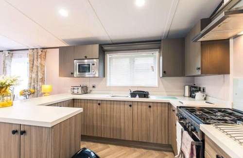 Allerthorpe House | Fox Lodge with Hot Tub