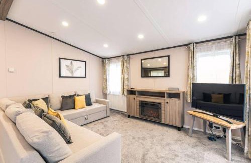 Allerthorpe House | Fox Lodge with Hot Tub
