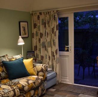 New Forest District Apartment | FOX'S DEN Dog friendly, self-contained guest suite