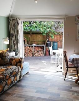 New Forest District Apartment | FOX'S DEN Dog friendly, self-contained guest suite