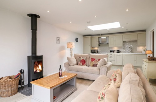 Fareham Cottage | FOX'S DEN, luxury holiday cottage, with pool in Titchfield Common