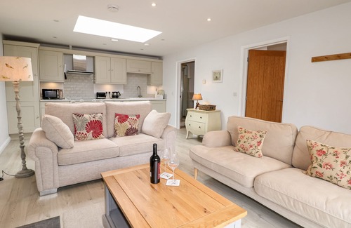 Fareham Cottage | FOX'S DEN, luxury holiday cottage, with pool in Titchfield Common
