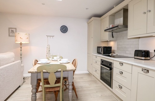 Fareham Cottage | FOX'S DEN, luxury holiday cottage, with pool in Titchfield Common