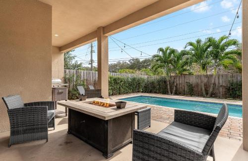 Croissant Park Villa | Fox Sonata Downtown Pool House