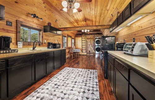 Eureka Springs Cabin | Fox Wood Cabin w/Hot Tub family-friendly 50 acres, hot tub, three decks, only 15 min to downtown Eureka!