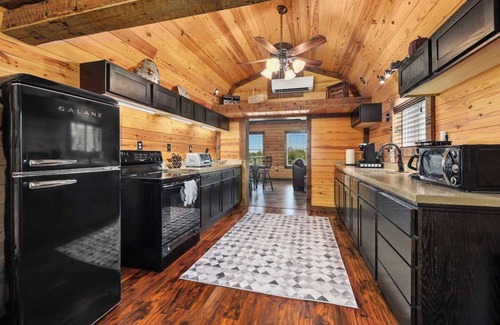 Eureka Springs Cabin | Fox Wood Cabin w/Hot Tub family-friendly 50 acres, hot tub, three decks, only 15 min to downtown Eureka!