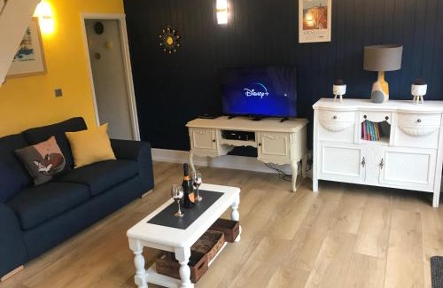 Great Mongeham Ski Chalet | Foxes Sea Side Retreat Deluxe Chalet is a lovely holiday home tucked away on the Kent Coast