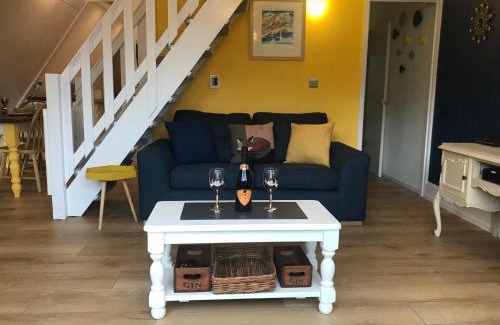 Great Mongeham Ski Chalet | Foxes Sea Side Retreat Deluxe Chalet is a lovely holiday home tucked away on the Kent Coast