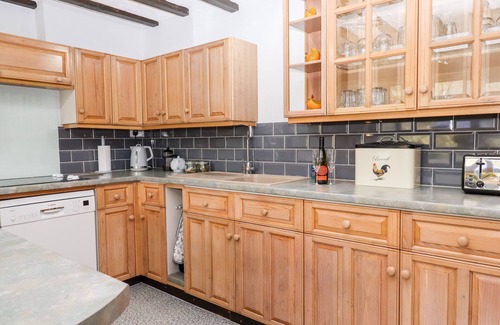 South Brent Cottage | FOXGLOVE BARN, family friendly, with hot tub in South Brent