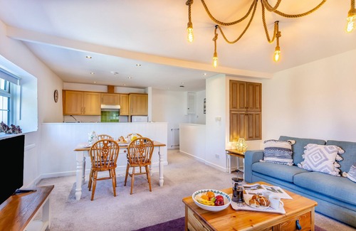 Whitstone House | Foxglove Cottage - Bennetts Court