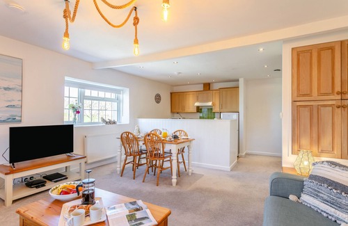 Whitstone House | Foxglove Cottage - Bennetts Court