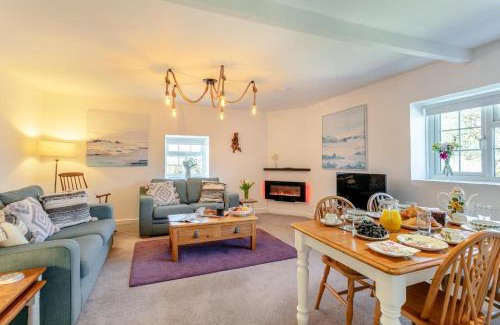 Whitstone House | Foxglove Cottage - Bennetts Court