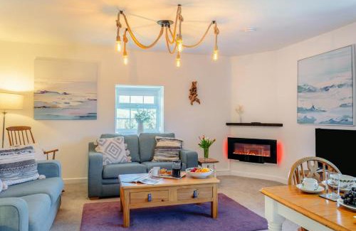 Whitstone House | Foxglove Cottage - Bennetts Court