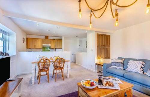 Whitstone House | Foxglove Cottage - Bennetts Court